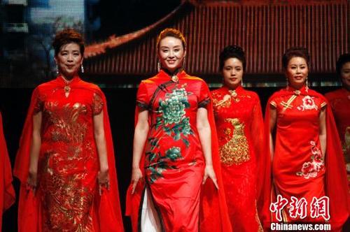 中国侨网图为加拿大北京协会模特队表演旗袍秀《北京城》。　余瑞冬　摄