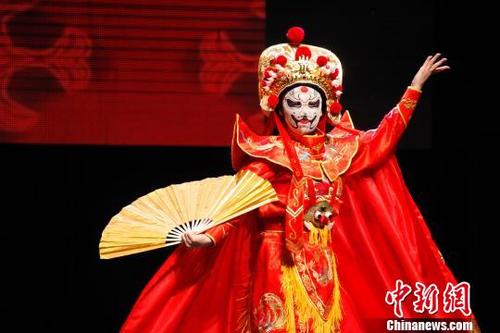 中国侨网图为戏曲演员盛莉表演川剧变脸。　余瑞冬　摄