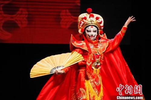 中国侨网图为戏曲演员盛莉表演川剧变脸。 余瑞冬 摄
