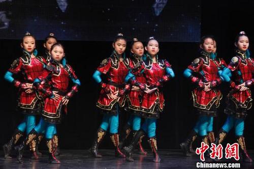 中国侨网图为当地华人舞蹈学校的女孩们表演舞蹈《花木兰》。　余瑞冬　摄