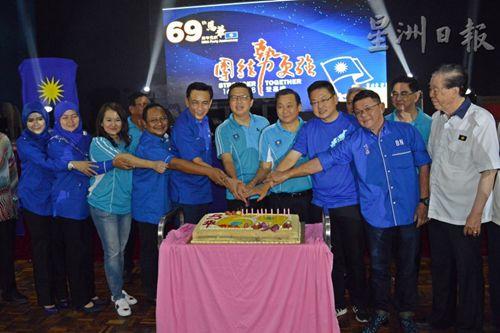 中国侨网廖中莱（右五）主持切党庆蛋糕仪式。（图：星洲日报）