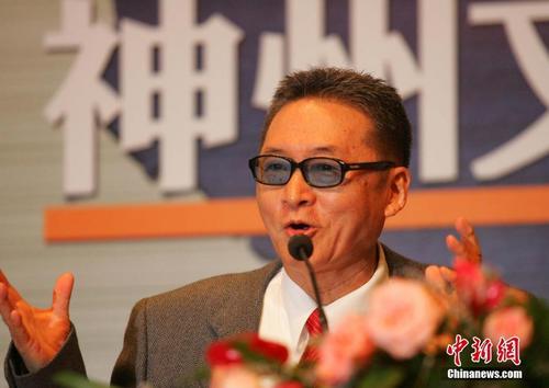 中国侨网图为2005年9月27日，台湾知名作家李敖在上海举行“神州文化之旅”记者会。中新社记者 潘索菲 摄