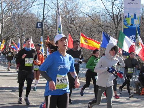 中国侨网2018年纽约市半程马拉松18日登场，总共超过22000名来自各地的跑手参加。(美国《世界日报》/颜嘉莹 摄)