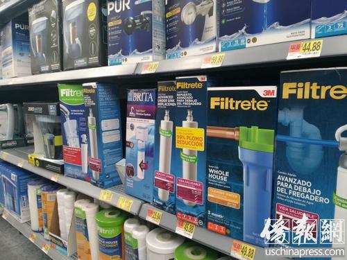 中国侨网超市中的各款简易净水器和滤芯。（美国《侨报》/翁羽 摄）