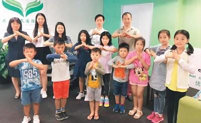中国侨网洪卫国在新西兰华文学校教孩子们太极拳