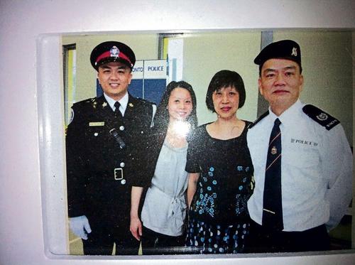 中国侨网华裔警员Ken Lam(左1)与父母及妹妹合照。（图片来源：《星岛日报》）