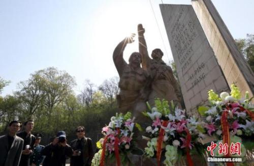 中国侨网资料图：南京各界人士来到南京抗日航空烈士纪念馆，祭奠在第二次世界大战期间在中国战场上壮烈牺牲的抗日航空烈士。中新社发 泱波 摄