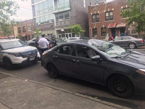 中国侨网布鲁克林59街交7大道上演警察极速追捕小偷一幕，黑灰车为嫌犯驾驶的车辆。(美国《世界日报》/牟兰 摄)