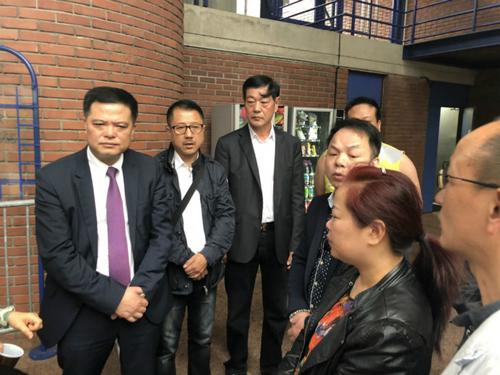 中国侨网任俐敏（左1）等与参加庭审的张朝林家属（右2）交谈。（法国《欧洲时报》/孔帆 摄）