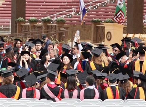 中国侨网美国斯坦福大学东亚语言文化系的毕业典礼现场有众多华裔学生的身影。（美国《世界日报》/张彦硕 供图）