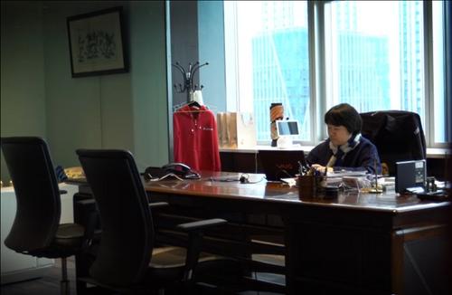中国侨网黄劲在办公室。受访者供图