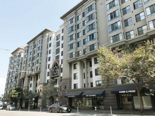 中国侨网美国旧金山警方赶到颜姓姊妹在六楼的公寓单位时，两人已经死亡。（美国《世界日报》／李秀兰 摄）