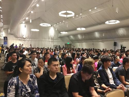 中国侨网美国加利福尼亚大学尔湾分校（UCI）迎新晚会会场近500人新生及家长。（美国《世界日报》/王全秀子 摄)