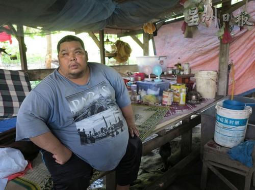 中国侨网王金福身体肥胖过重,不良于行,他接受当局的安排他迁,以协助