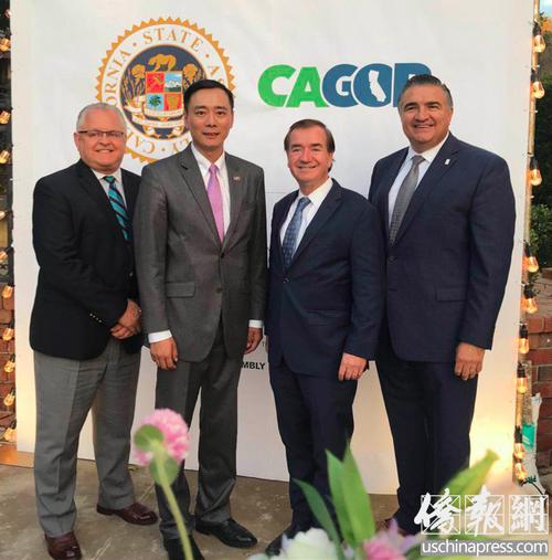 中国侨网美国国会众议员罗伊斯与加州第38区众议员阿科斯塔(Dante Acosta)、第36区众议员拉齐(Tom Lackey)4日晚共同参与了由特朗普亚太裔委员会委员之一王湉举办的与华裔居民沟通的活动。(美国《侨报》╱章宁 摄)