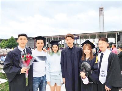 中国侨网留学时，陈楚怡在朋友的陪伴与帮助下，很快融入到当地生活中。上图为陈楚怡（左三）参加朋友毕业典礼合影。