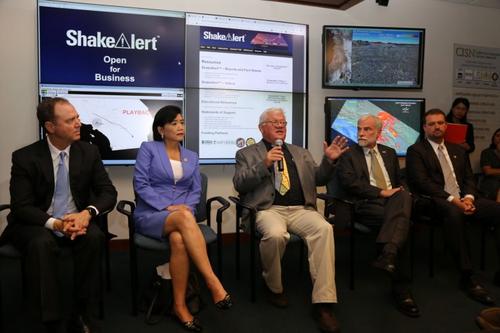 中国侨网美国国会议员谢安达（左）、赵美心（左二）和地震学家在新闻发布会上。（美国《侨报》/高睿 摄）