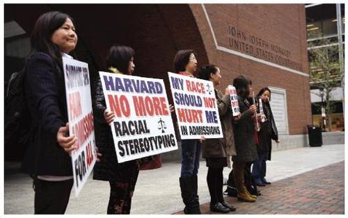 中国侨网图为10月15日,在美国马萨诸塞州波士顿,反对哈佛大学歧视亚裔学生的抗议者在审理哈佛大学招生歧视亚裔案的波士顿联邦地区法院前展示标语牌。 　　新华社记者　刘杰　摄　　