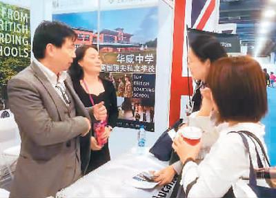 中国侨网中国国际教育展上，家长在咨询留学英国相关情况。 赵晓霞 摄
