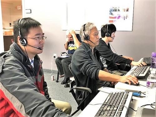 中国侨网张刚与数名华人义工6日在罗德岛州的冯伟杰竞选部电话中心为冯伟杰助选拉票。(美国《世界日报》/张刚提供)
