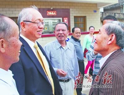 中国侨网丘成桐教授与蕉岭县乡亲们亲切交谈。