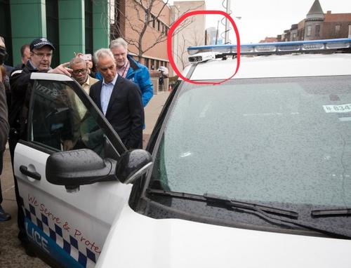 中国侨网芝加哥市长伊曼纽(前右)表示，为有效减少劫车案，将在200部警车上加装“车牌阅读机”(红圈处)。(美国《世界日报》/伊曼纽推特截图)