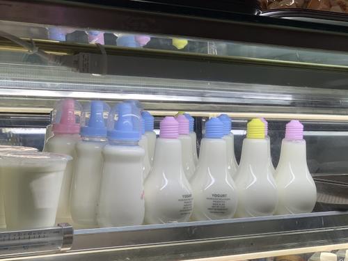中国侨网施晓玮自制的酸奶是目前纽约法拉盛多间餐馆指定供应的货源。 (美国《世界日报》／赖蕙榆 摄)