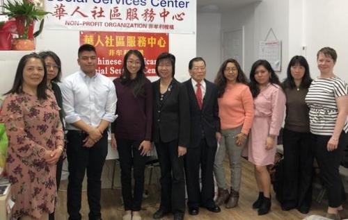中国侨网市长移民办公室专员日前来到班森贺小区提供与移民相关的服务信息。(美国《世界日报》/颜洁恩摄影)