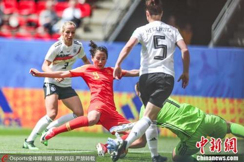 中国侨网  中国女足上半时前场多次威胁德国球门。 图片来源：Osports全体育图片社