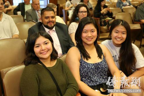 中国侨网葛天使（中）、 陈安丽（右）和她们的老师桑切兹在市议会等待提案的讨论。（美国《侨报》/高睿 摄）