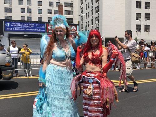 中国侨网纽约上万民众精心打扮前来参与美人鱼游行。(美国《世界日报》/颜洁恩 摄)