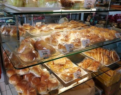 中国侨网新鲜出炉的各口味面包。（马来西亚《星洲日报》）