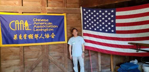 中国侨网王华认为华协会旗与星条旗并挂在Hancock-Clarke House 内，意义非凡。(图片来源：美国《世界日报》 唐嘉丽／摄)
