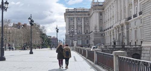 中国侨网西班牙马德里王宫，每年都接待无数外国游客。（《欧洲时报》/马瑞 摄）
