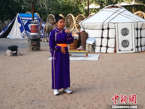 中国侨网  图为凯瑟琳在演唱蒙古族长调。　李爱平　摄