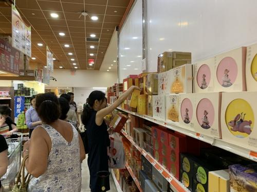 中国侨网美国华社超市汇集来自中国的知名月饼品牌。 (美国《世界日报》/赖蕙榆 摄)