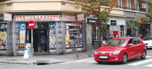 中国侨网图为马德里市中心的一家华人食品店。(《欧洲时报》/沐泓 摄)