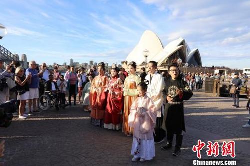 中国侨网留学生的汉服快闪活动。　听月小筑 供图　摄