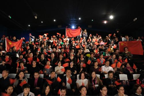 中国侨网观众合唱《我和我的祖国》。（《欧洲时报》/马行健 摄）