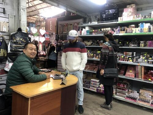 中国侨网图为来自义乌的陈争冬在比什凯克市多尔多伊市经营着一家化妆品店。（吉尔吉斯斯坦《丝路新观察》）
