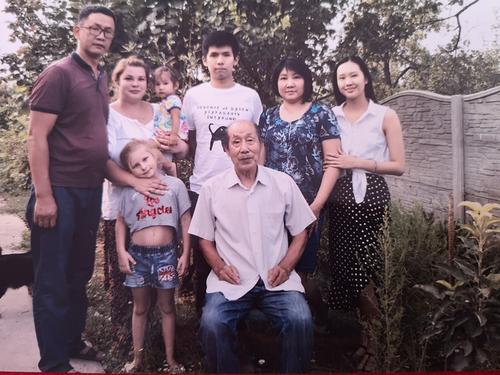 中国侨网图为刘云皋（第一排右）与家人的合影。（吉尔吉斯斯坦《丝路新观察》）