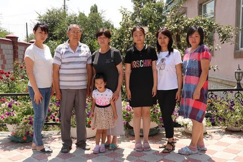 中国侨网图为每到寒暑假，刘国及（左二）的孩子与都会来到他家中看望老人，如今他已经有了一个重孙女。 （吉尔吉斯斯坦《丝路新观察》/雪源 摄）