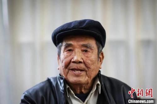 中国侨网日前，南京大屠杀幸存者马庭宝老人在南京接受记者采访。　泱波　摄
