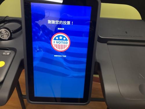 中国侨网明年初选,洛县更换新投票系统,可以用包括中文在内的13种语言投下神圣的一票。(美国《世界日报》/王若然 摄)