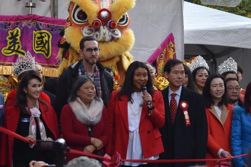 中国侨网旧金山市长布里德（中）主席华埠农历新年花市的开幕礼。（美国《世界日报》/李秀兰 摄）