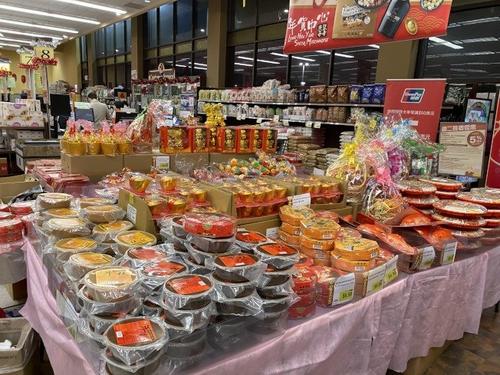 中国侨网旧金山华人超市中出售年节礼盒。（美国《世界日报》/李荣 摄）