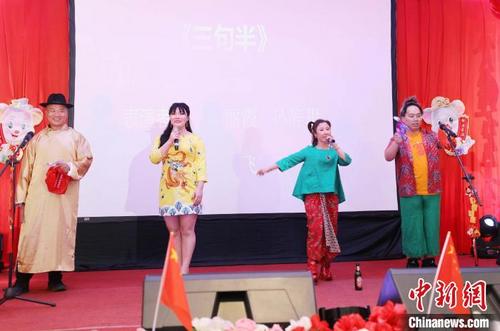 中国侨网图为讴歌“一带一路”和中印尼友好的“三句半”语言类表演。　林永传　摄