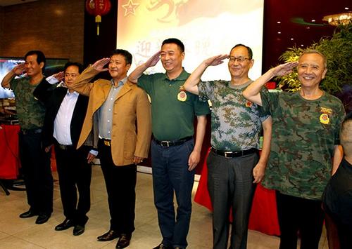 中国侨网资料图：巴西中国退伍军人联谊会老会长在2020年春节联欢会上向战友敬礼。（巴西侨网）