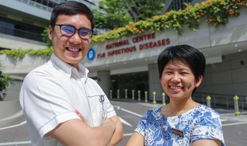 中国侨网马来西亚国家传染病中心高级护士卢伟耀(左)和传染科医生贾博萦是站在最前线的医护工作者。（来源：马来西亚《星洲日报》）