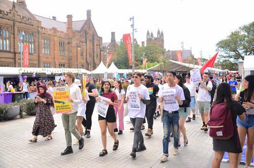 中国侨网悉尼大学本科学生会组织反对歧视及旅行禁令的游行活动（摄影 梁淑怡）